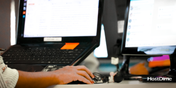 9 dicas práticas para melhorar a segurança das suas senhas 43 Pessoa trabalhando no computador