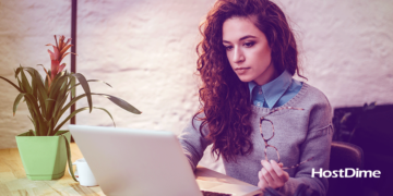 Data Center Virtual: Tecnologia de ponta para o ensino à distância. 4 Mulher olhando para computador