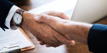 O que faz empresas optarem por Data Centers nacionais 9 aperto de mão