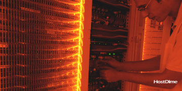 5 práticas para alcançar a transformação digital da sua empresa 4 Homem manuseando um servidor